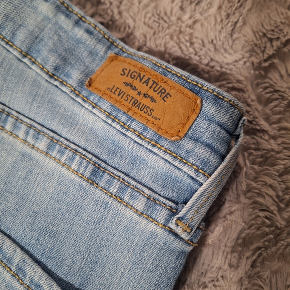 Levi's cuffed ladies jeans - Picture 2 of 4